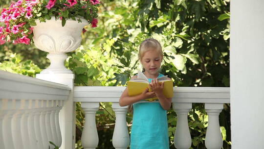 快乐的孩子在花园里看书