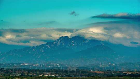 远山与云层自然景观