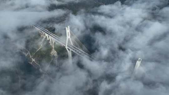 云雾里的高速大桥