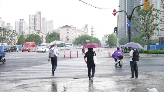 娄山关路雨天撑伞的人