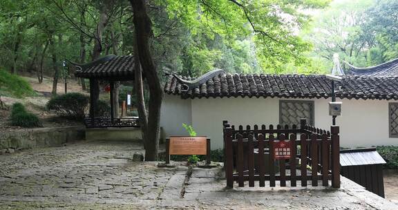 幽静的寺院庭院