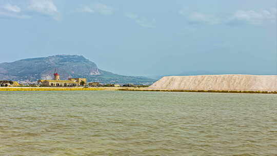 意大利南部西西里岛努比亚塔附近特拉帕尼盐堆白天的静态视图