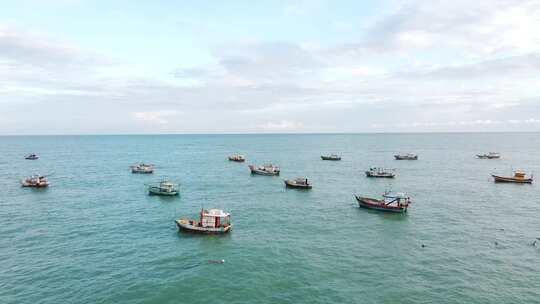 停泊在海湾的渔船的无人机镜头