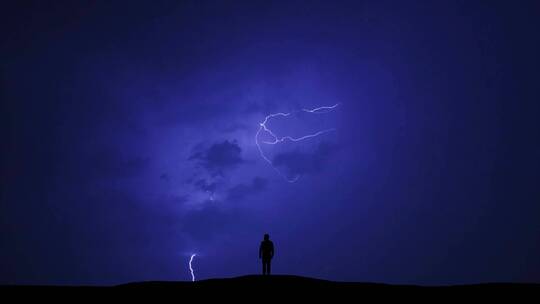 闪电中的人
