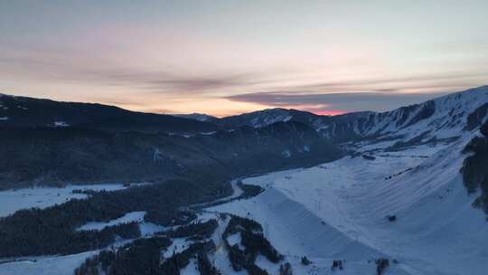 中国新疆阿勒泰地区禾木夕阳下的冬季风光