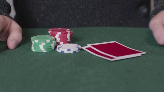 扑克玩家查看牌后把筹码全部推出的的特写镜头