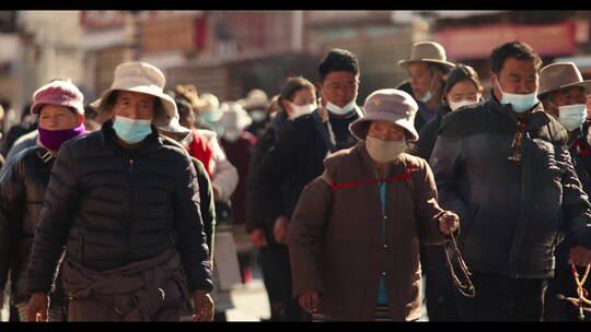 西藏拉萨冬日早晨八廓街大昭寺藏族朝拜人群视频素材模板下载