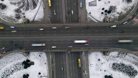 冬季高速公路和桥梁上汽车经过的空中延时