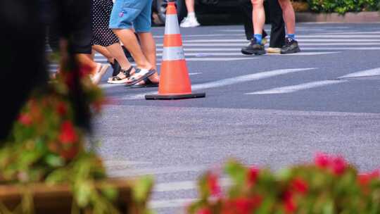 城市夏天暑假酷暑高温炎热街道人群人流汽车