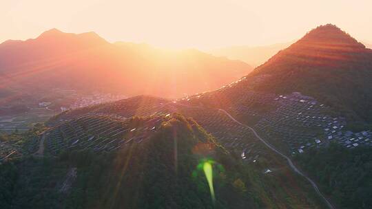 航拍山上光伏太阳能电池板