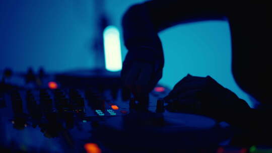 夜总会中的DJ均衡器女性DJ手在现代混音