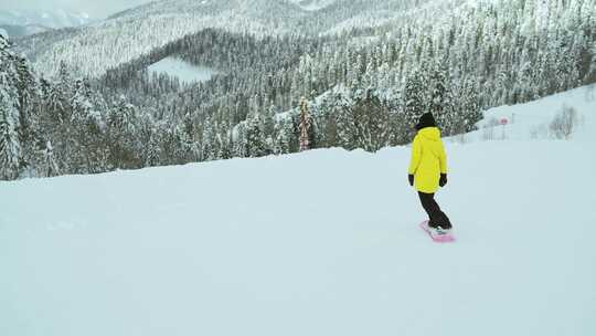 穿黄色夹克的女人单板滑雪