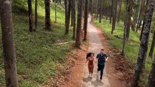 森林中奔跑的情侣视频素材模板下载