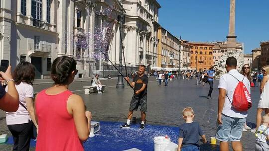 旅游城市意大利罗马街头艺人肥皂泡
