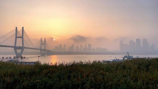 武汉长江二桥大雾中的日出视频素材模板下载