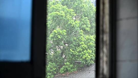 窗外下暴雨-压抑孤独视频素材模板下载