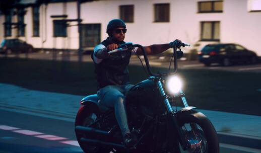 夜晚男士在街道上骑摩托手