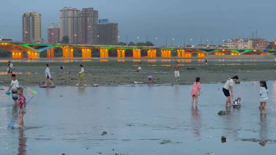 夜晚河流枯水期戏水游玩捞鱼的人群10