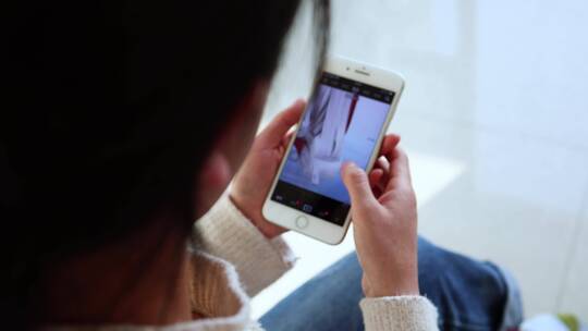 休闲玩手机刷抖音的女人视频素材模板下载
