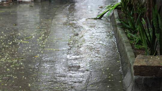 下雨天路面雨水雨滴地面
