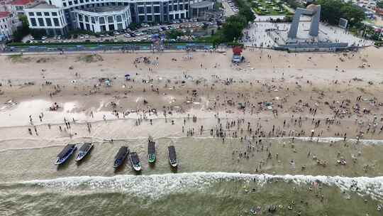 海浪拍打沙滩沙滩游泳游客航拍