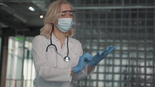 女医生戴手术手套的特写镜头视频素材模板下载