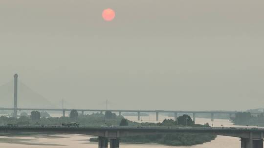 长焦拍摄日落时宏伟的襄阳大桥