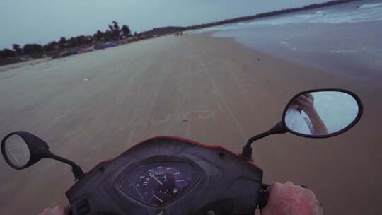 海边骑摩托