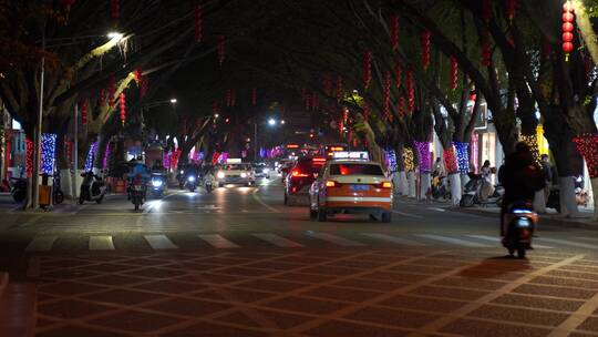 夜晚城市道路车流上下班交通车辆车来车往