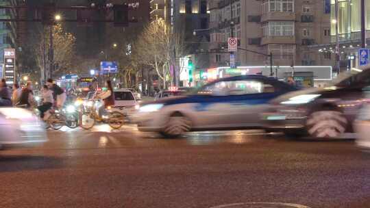 夜晚城市行人过马路人流脚步视频素材