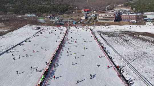 冬季旅游 航拍滑雪场雪道 雪上游玩