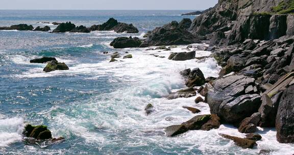 海浪在冲击岸边的岩石