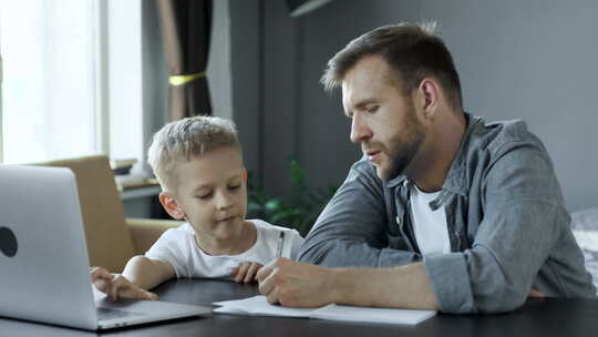 微笑的儿子感谢父亲在家里做作业的帮助