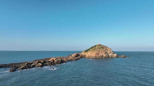 大海岛屿航拍灯塔风车岛指引灯海洋碧海蓝天