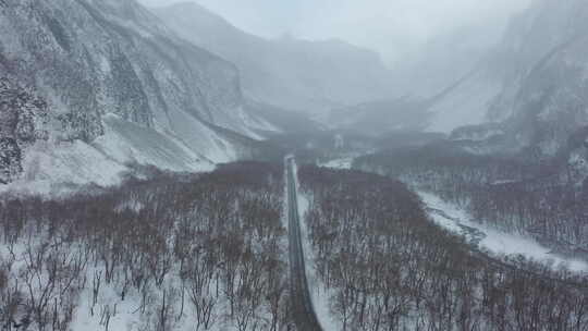 航拍东北长白山森林雪山马路车辆行驶