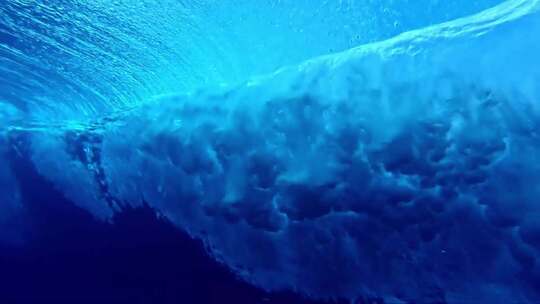 水下拍摄翻滚的巨浪