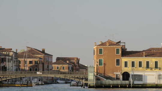 -意大利威尼斯的水上房屋，从帆船上看