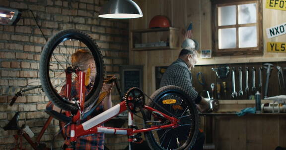 爷孙在车库修理自行车