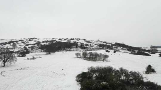 雪山村庄和周围环境的鸟瞰图