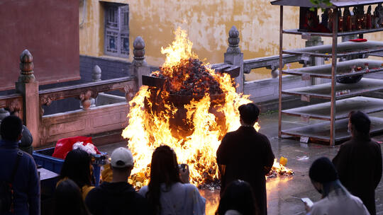 慢镜头升格拍摄寺庙祈福迎财神祭祀燃烧火焰视频素材模板下载