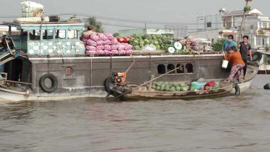 带货物的渡轮在Harbor