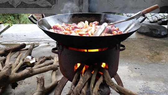 在农村生火烹饪鸭肉视频素材模板下载