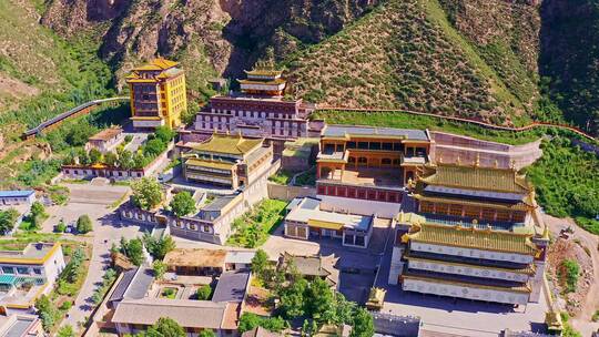 中国甘肃省武威市天祝县天堂寺山谷寺庙航拍