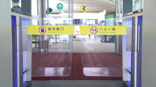 机场进站口闸机显示禁止提醒标志视频素材模板下载