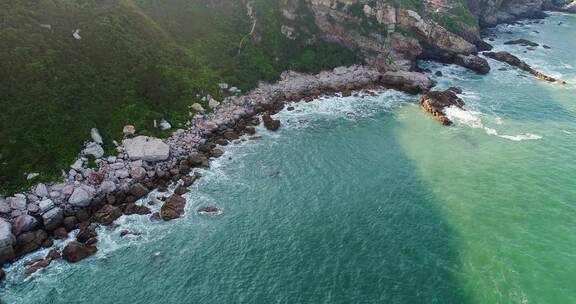 海岸线航拍低飞前进