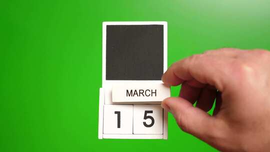 03.绿色背景上日期为3月15日的日历。