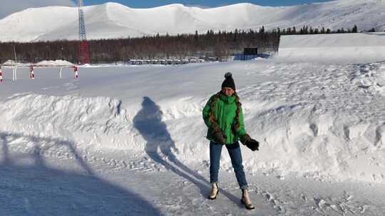 一个在雪地上跳舞的女人