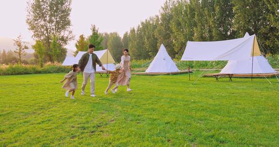 快乐的一家人在露营地玩耍