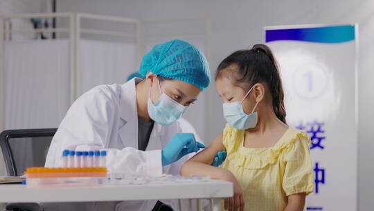 医生给小女孩打疫苗视频素材模板下载