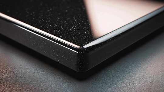 黑色电子产品边角特写